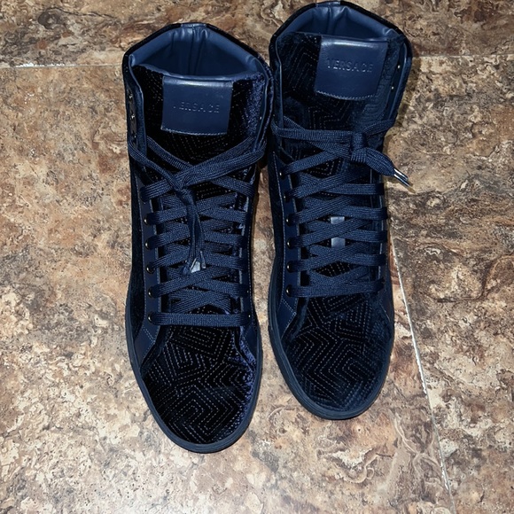 Versace Men Sneakers size 42 Authentic Rare from Neiman Marcus Excellent cond - Picture 3 of 5